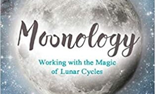 دانلود کتاب Moonology Working with the Magic of Lunar Cycles دانلود ایبوک ماه شناسی کار با جادوی چرخه های قمری